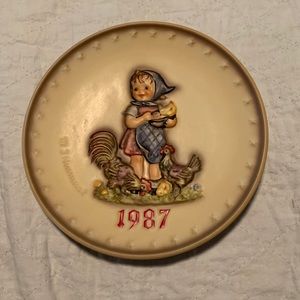 1987 Annual Hummel plate in original box. Comes w/ frame for hanging or display